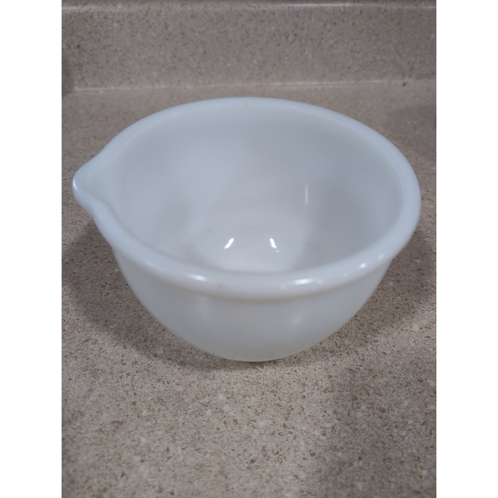 Vintage 1 Quart Milk Glass Mixing Bowl w/spout Unbranded Darker Bottom